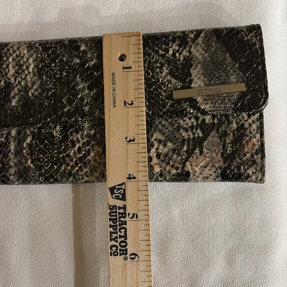 Kenneth Cole Reaction Snake Print Womens Clutch With Multiple Compartments